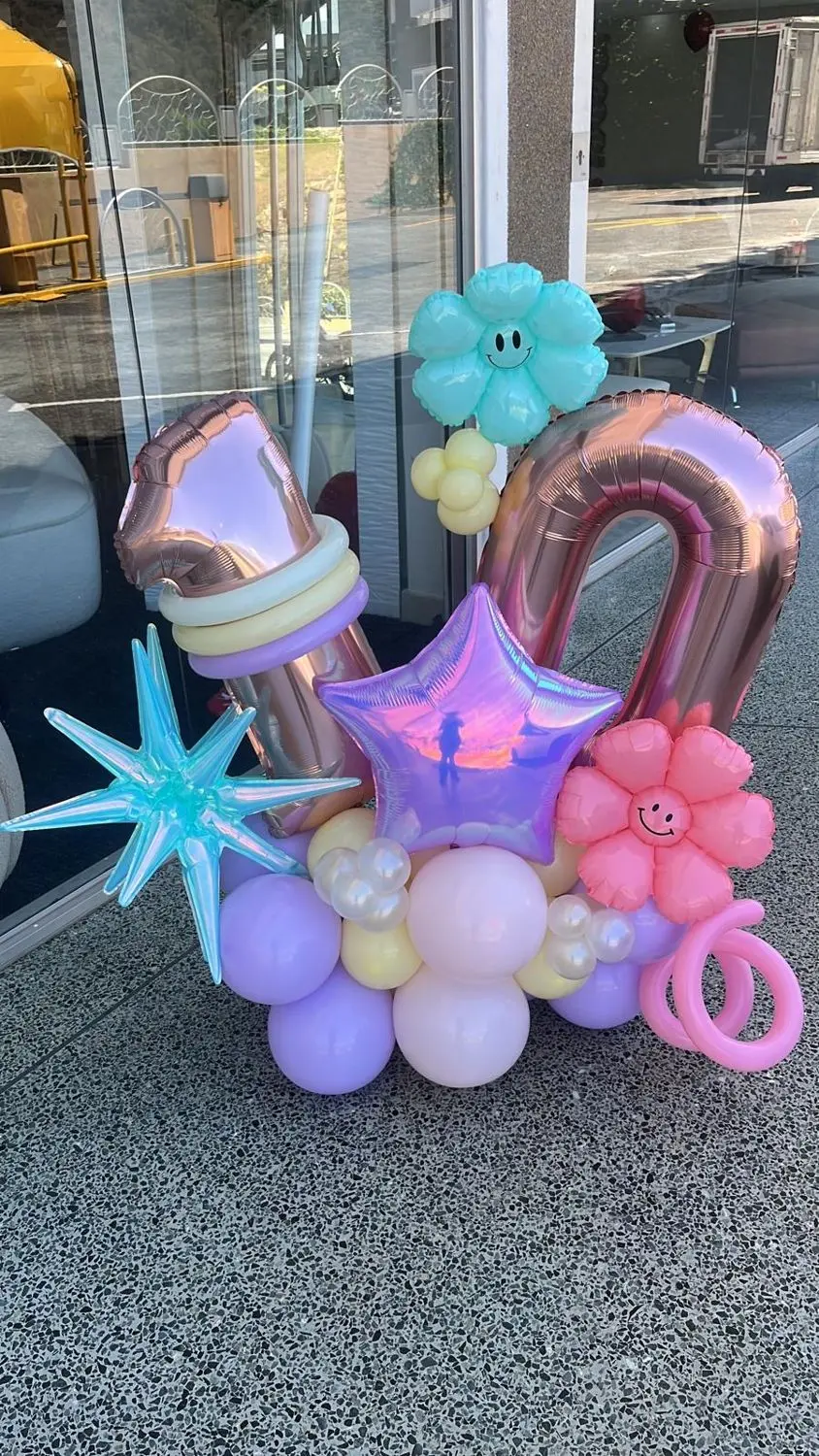 Columna de globos en tonos pastel con número y estrella