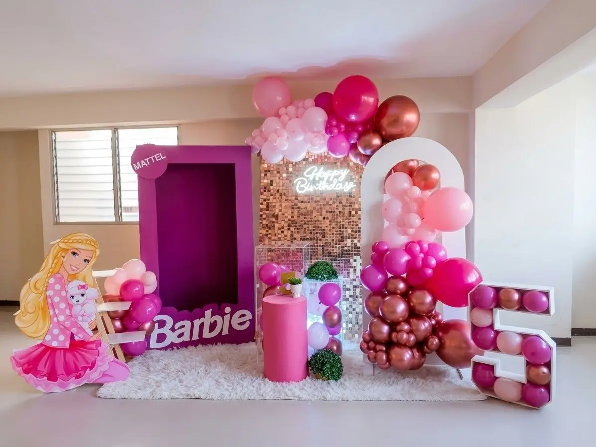 Montaje de cumpleaños en rosa con letrero luminoso