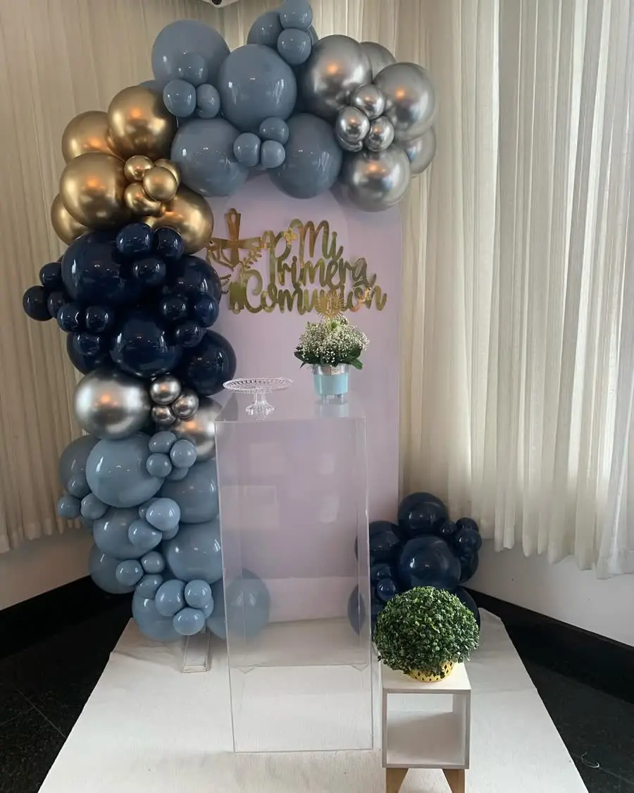 Arco de comunión en azul, oro y plata con pedestal acrílico