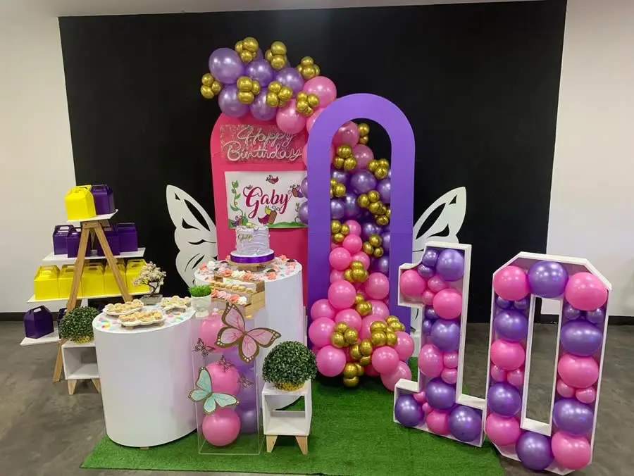 Cumpleaños infantil en rosa, violeta y oro con cifra 10 de globos